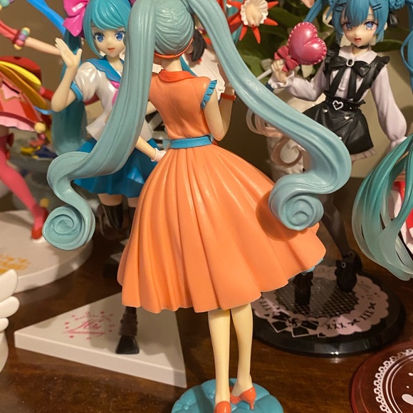 Hatsune Miku World Journey Vol. 1 Figure - Picture 2 of 3